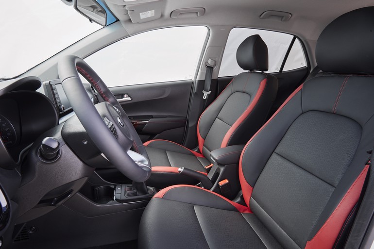 Με δερμάτινες δίχρωμες επενδύσεις σε σπορ τόνο 