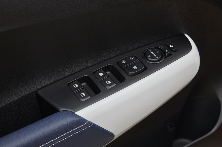 Ηλεκτρικοί διακόπτες και δέρμα στις πόρτες