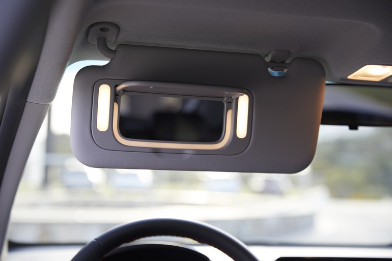 Καθρεπτάκι με έξτρα φωτισμό για να μακιγιάρονται οι γυναίκες