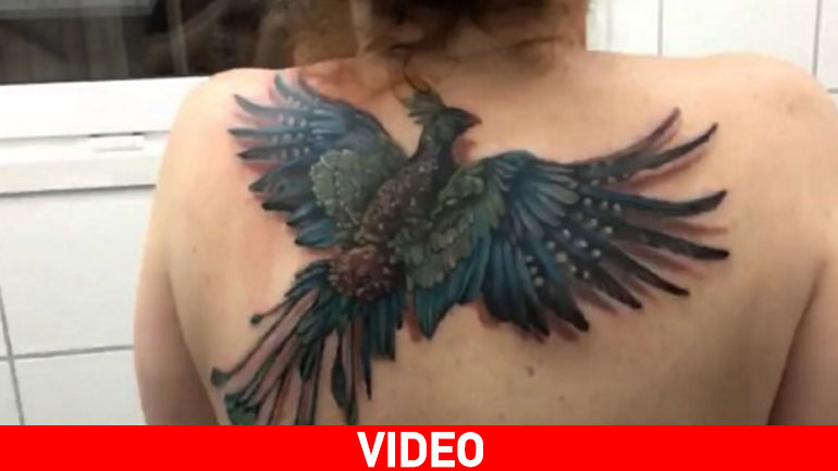 Τρισδιάστατο τατουάζ πουλί φαίνεται πως… πετάει