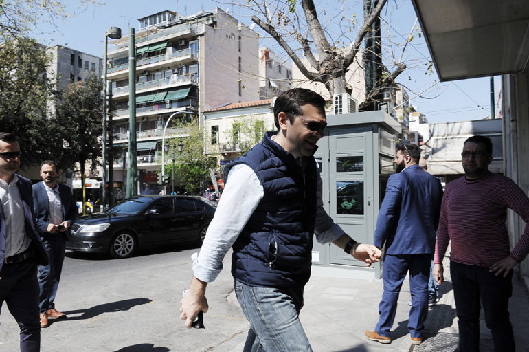 Με casual ντύσιμο εμφανίστηκε ο Αλέξης Τσίπρας στα κεντρικά γραφεία του ΣΥΡΙΖΑ