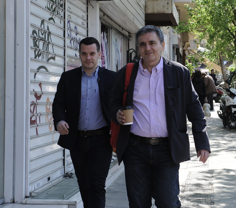 Ο Ευκλείδης Τσακαλώτος κατά την είσοδό του στα γραφεία του ΣΥΡΙΖΑ