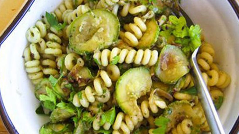 Φουσίλι με κολοκυθάκια καρότα και αρακά