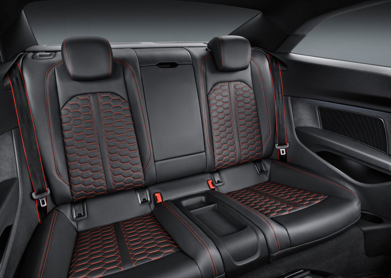 Δύο θέσεις στην πίσω σειρά καθισμάτων...