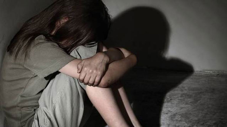 Ανήλικη κατήγγειλε πως τη βίασε το αγόρι της