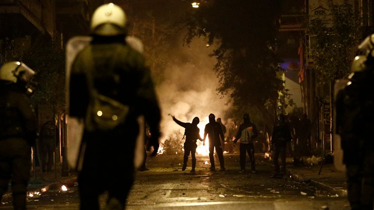 Δύο συλλήψεις και οκτώ προσαγωγές για τις χθεσινοβραδινές επιθέσεις σε διμοιρία των ΜΑΤ