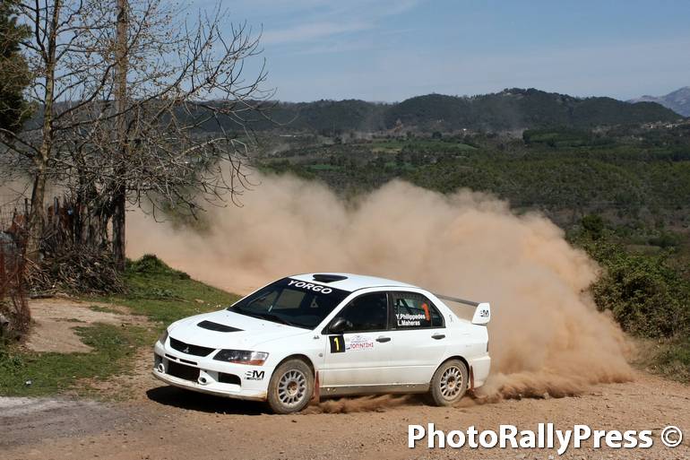 Ο πρωταθλητής του 2016 Γιώργος Φιλιππίδης τερμάτισε στη δεύτερη θέση έχοντας δίπλα του τον Λεωνίδα Μαχαίρα