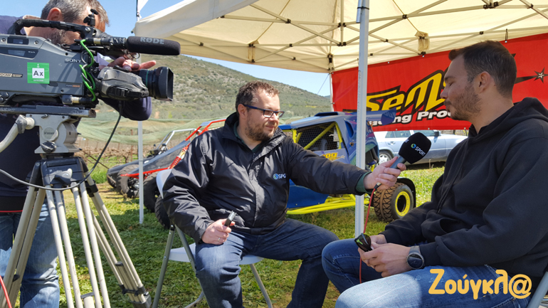 O Γιάννης Μάριος Παπαδόπουλος επί το έργον...