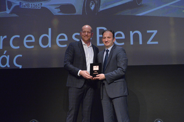 Ο Νίκος Πρέζας (δεξιά) παρέλαβε το βραβείο