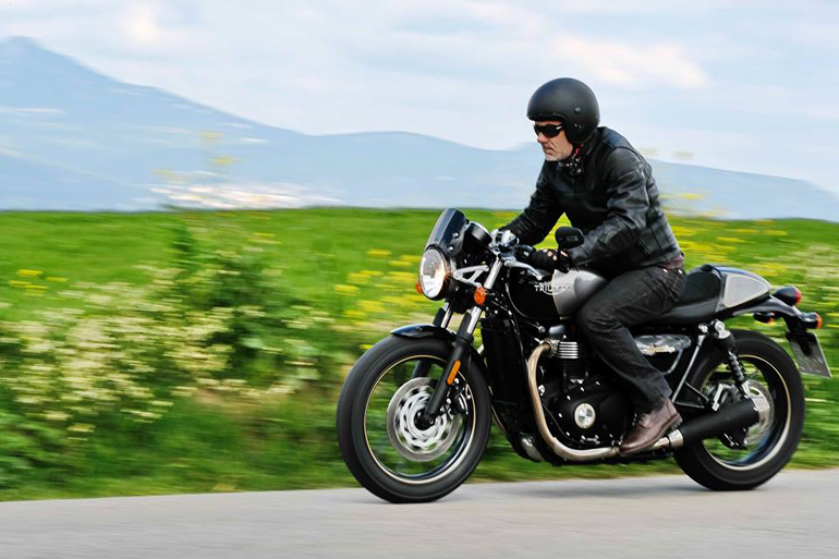 Ο Φώτης Ραίσης απολαμβάνει την βόλτα με μία Triumph