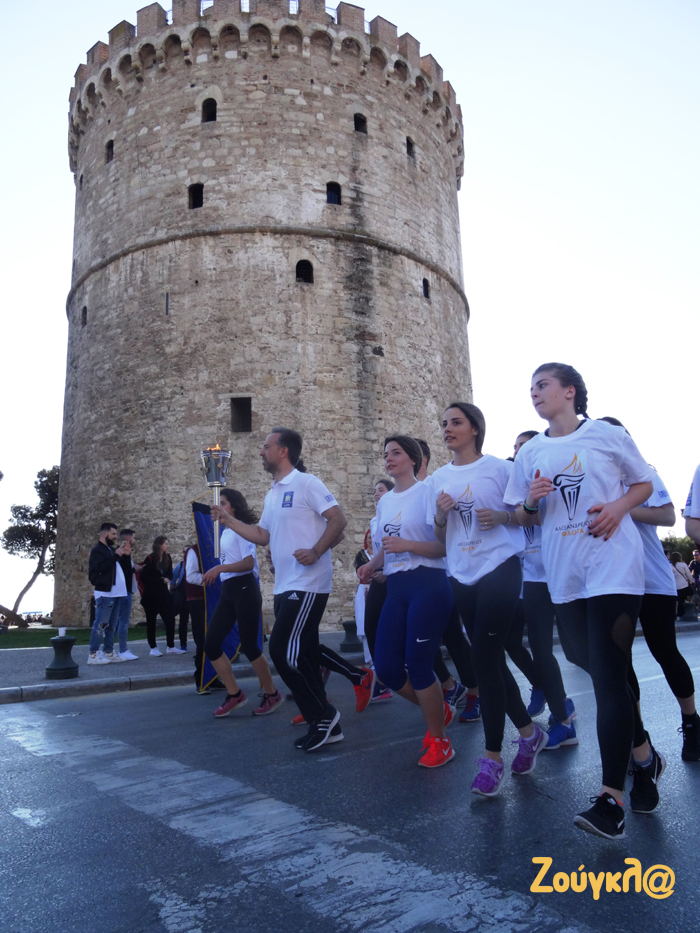 Ο Θανάσης Κονιστής μεταφέρει την «Αλεξάνδρειο Φλόγα» μπροστά από τον Λευκό Πύργο