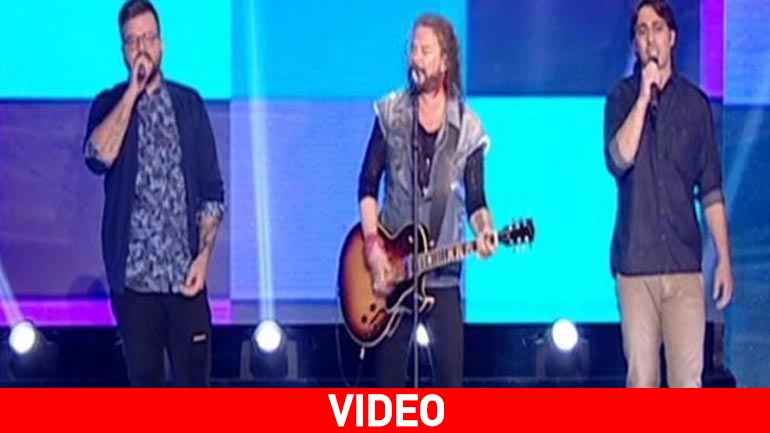 Χρήστος Δάντης: Η on stage εμφάνισή του στον προημιτελικό του «Rising Star» με τους παίκτες του Ρέμου