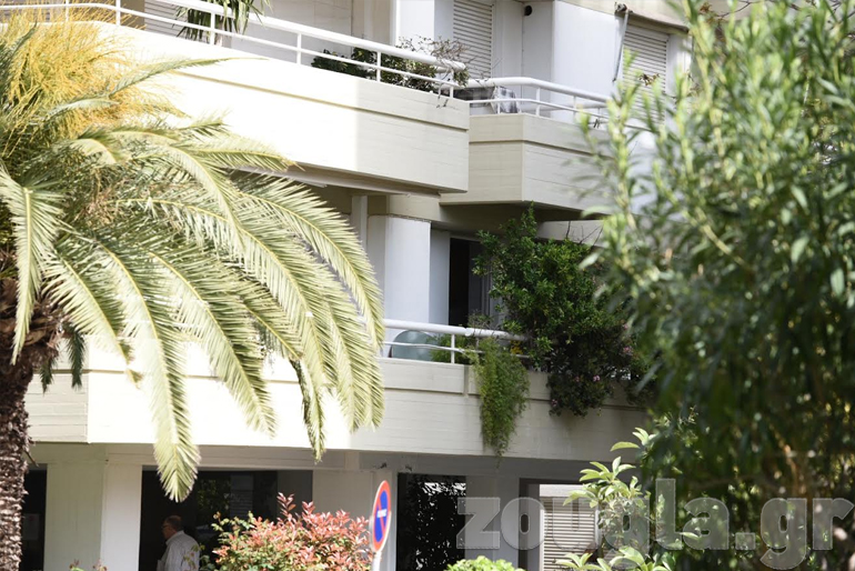 Το μπαλκόνι του α' ορόφου όπου έπεσε ο ένας από τους ληστές