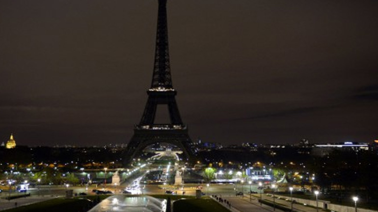 Ο Πύργος του Άιφελ σβήνει τα φώτα για τα θύματα της επίθεσης στην Αγία Πετρούπολη