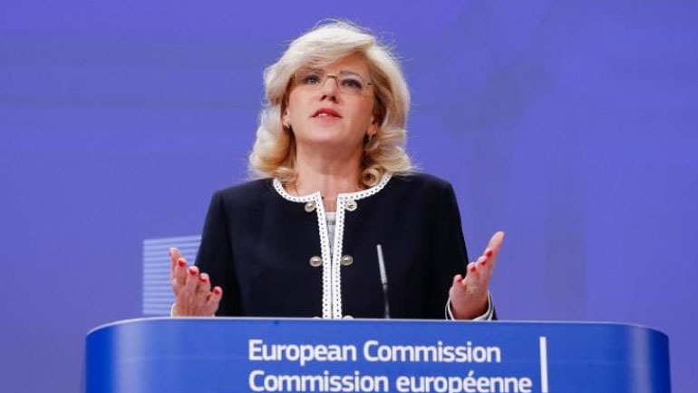 Θερμός διάλογος βουλευτή του ΚΚΕ με επίτροπο της ΕΕ