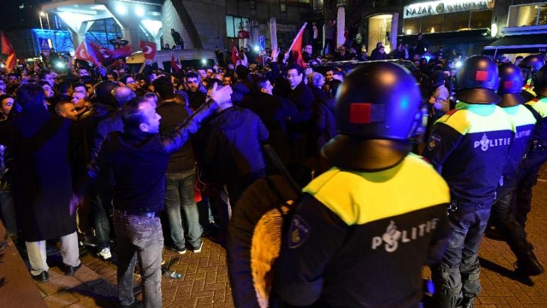 Τουρκία: Απαγόρευση εξόδου σε 100 Ολλανδούς τουρκικής καταγωγής