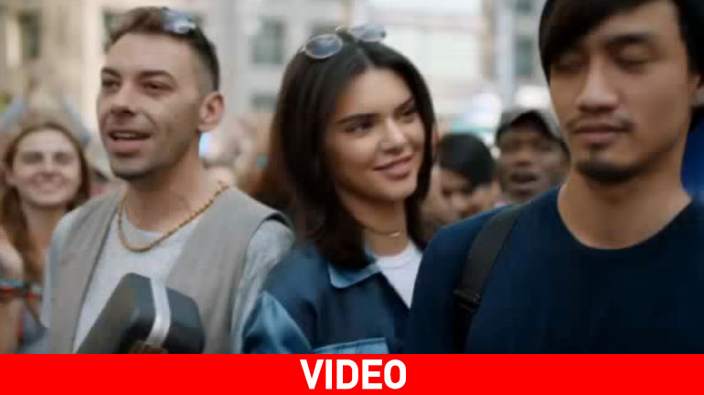 Μετά τις αντιδράσεις: Αποσύρθηκε το διαφημιστικό της Pepsi με την Κένταλ Τζένερ