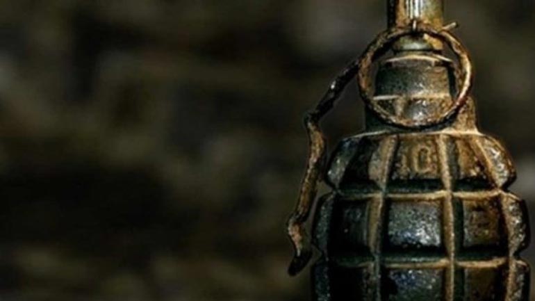 Κατερίνη: Bρήκε χειροβομβίδα την ώρα που κολυμπούσε στη θάλασσα!