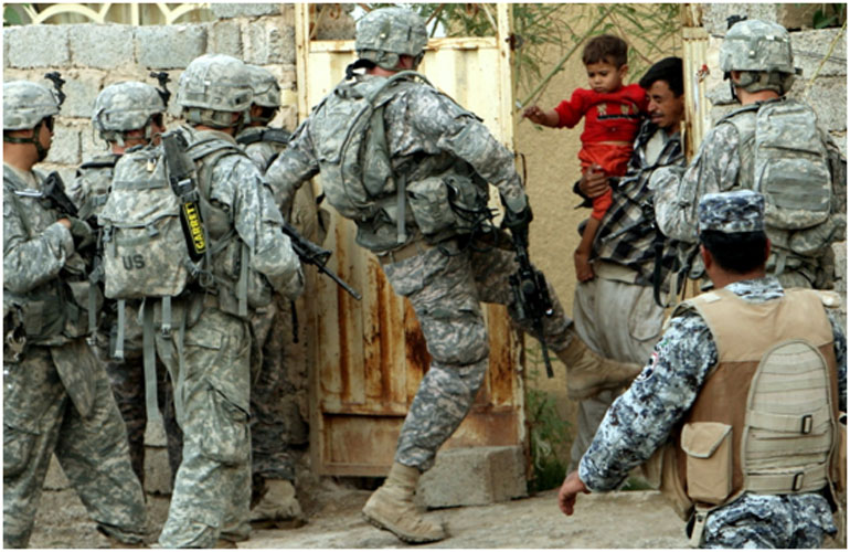 Aμερικανός στρατιώτης κλωτσά εξώθυρα κατοικίας στη Baquba, της επαρχίας Diyala 65 χλμ βορειοδυτικά της Βαγδάτης (Photo: Reuters)