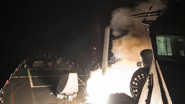 Συρία: Σε εξέλιξη oι επιχειρήσεις πυρόσβεσης και διάσωσης στην αεροπορική βάση που δέχθηκε το πυραυλικό πλήγμα των ΗΠΑ