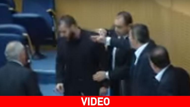 Κύπρος: Καρέ-καρέ η στιγμή της έντασης στη Βουλή και όσα ακολούθησαν