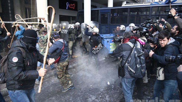 Ταυτοποιήθηκαν οι αγρότες που επιτέθηκαν στα ΜΑΤ με κατσούνες έξω από το Υπ. Αγροτικής Ανάπτυξης