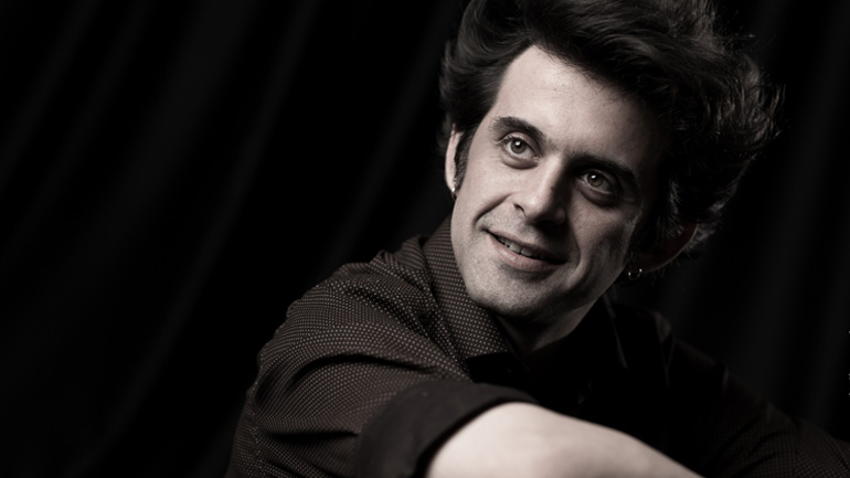 Ο Πέτρος Μάλαμας στη σκηνή του «Σταυρού Του Νότου Club»