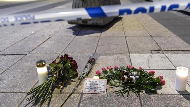 DW: Η Στοκχόλμη θρηνεί και αντιστέκεται στον φόβο