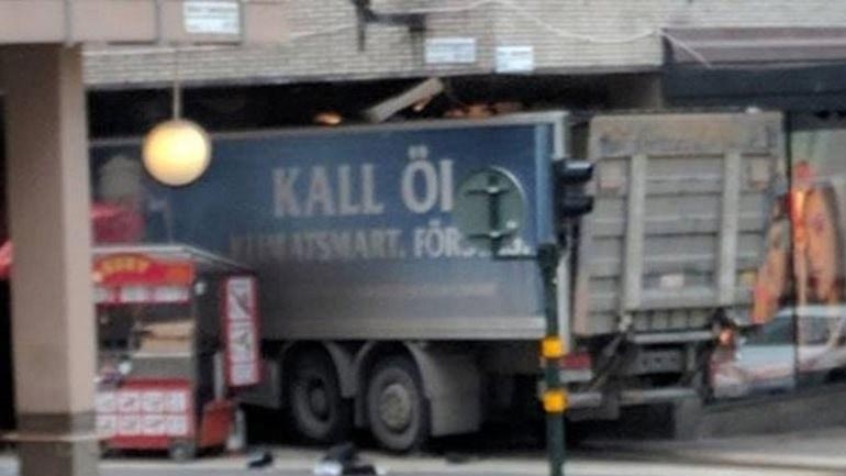 Aftonbladet: Ο άνδρας που κρατείται από τις αρχές ως ύποπτος για την επίθεση με το φορτηγό, φέρεται να είναι υποστηρικτής του ISIS