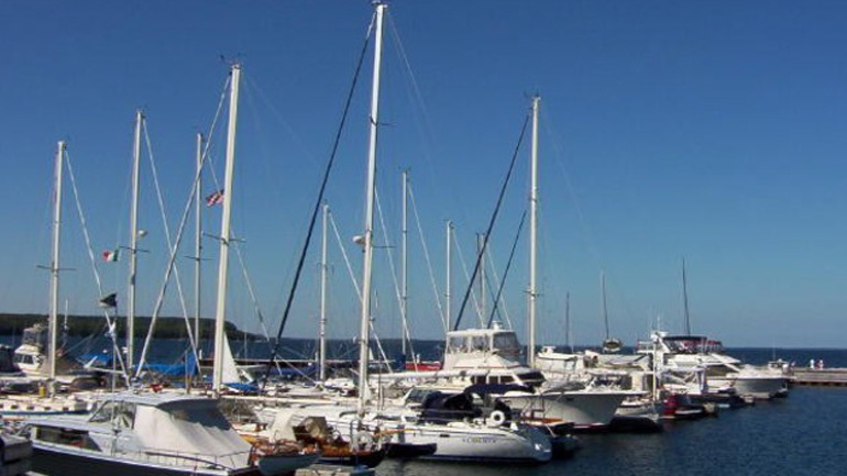 Στις φλόγες λέμβος στη Μαρίνα Αλίμου