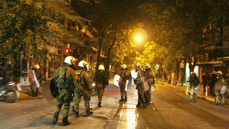 Επιθέσεις σε διμοιρίες των ΜΑΤ στα Εξάρχεια