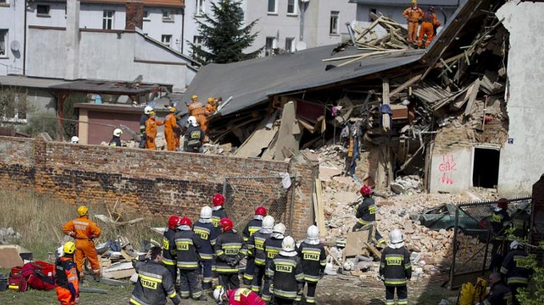 Πολωνία: Έξι νεκροί, ανάμεσα τους δύο παιδιά, από κατάρρευση διώροφου κτηρίου, εξαιτίας διαρροής αερίου