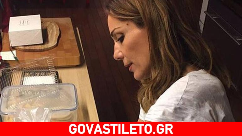 Η Δέσποινα Βανδή μπήκε στην κουζίνα και φτιάχνει πασχαλινά τσουρέκια!