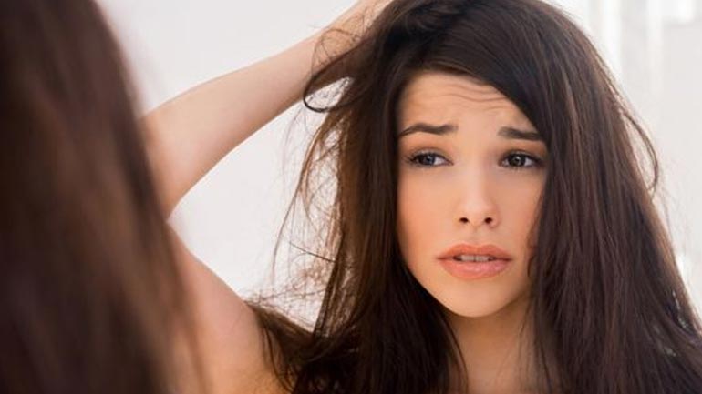 Πείτε «αντίο» στα λαδωμένα μαλλιά με αυτά τα μυστικά ομορφιάς