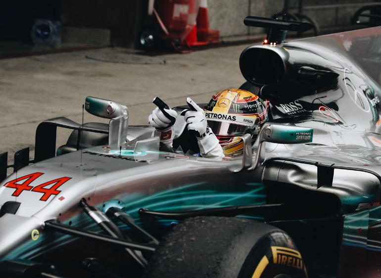 O Βρετανός ανεβαίνει όλο και πιο ψηλά...