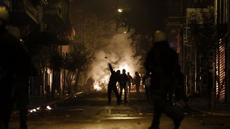 Νέες επιθέσεις με μολότοφ σε διμοιρία των ΜΑΤ στα Εξάρχεια