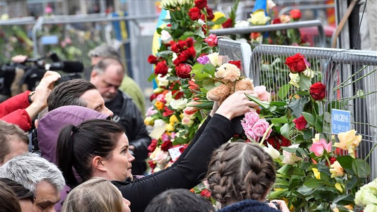 Συγκλονισμένη η Στοκχόλμη, για την αγάπη διαδηλώνουν οι Σουηδοί