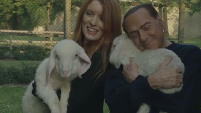 Ιταλία: Ο Μπερλουσκόνι «προσφέρει άσυλο» σε πέντε μικρά αρνιά, για να τα σώσει από τη «σφαγή του Πάσχα»