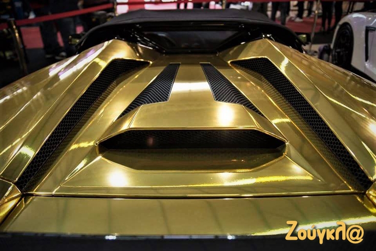 Από κάτω φιλοξενείται ο κινητήρας των 6.5 λίτρων με τους 640 ίππους... 