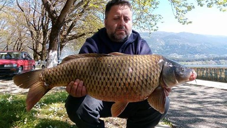 Ιωάννινα: Ψάρεψε κυπρίνο 10 κιλά στη λίμνη Παμβώτιδα
