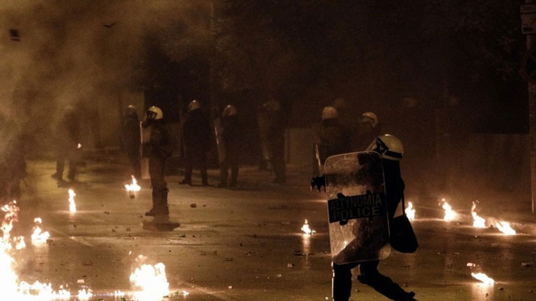 Επιθέσεις με μολότοφ και πέτρες σε διμοιρία των ΜΑΤ στα Εξάρχεια