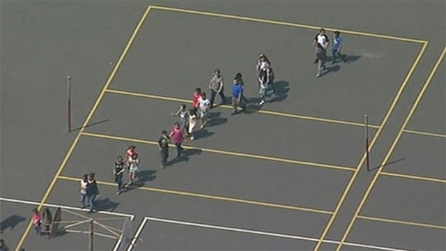 Μαθητές με τη συνοδεία δασκάλων εγκαταλείπουν το σχολείο