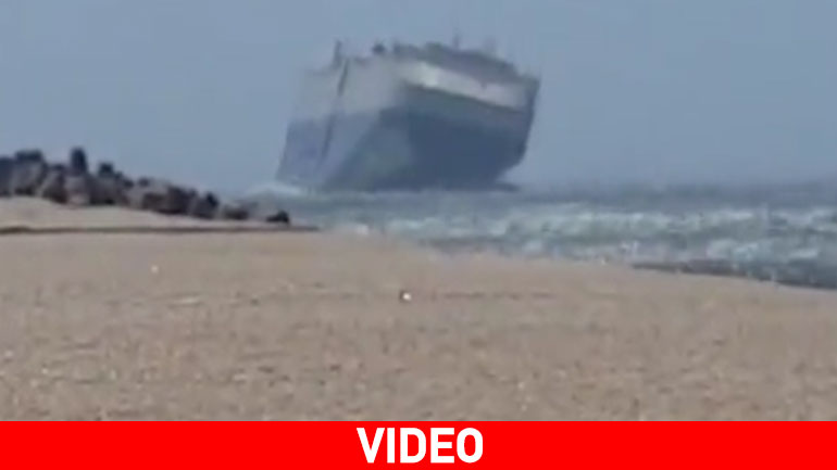 Kρουαζιερόπλοιο παλεύει με τους ανέμους και τα κύματα