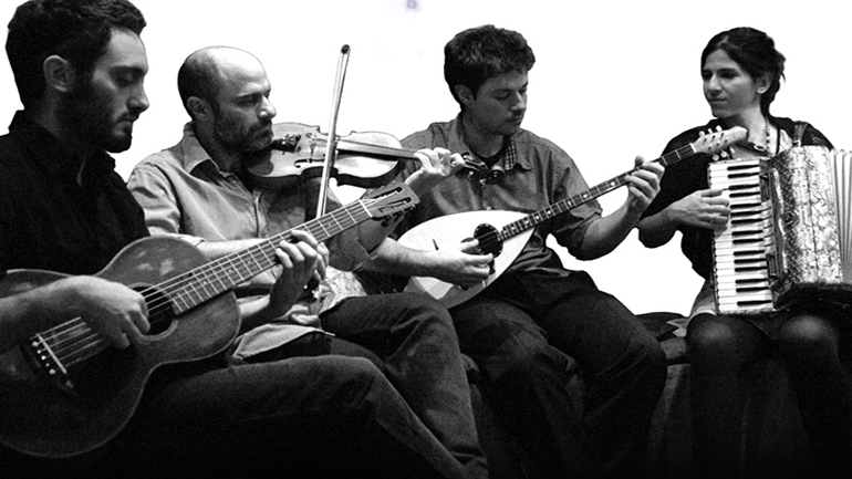 Το μουσικό συγκρότημα «Rebetien»  στο Άλικο