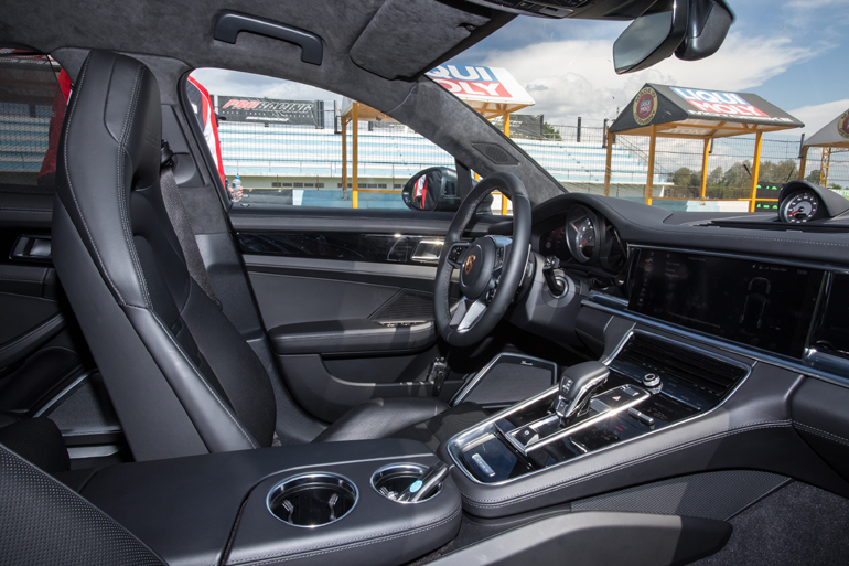 Το εσωτερικό της Porsche Panamera...