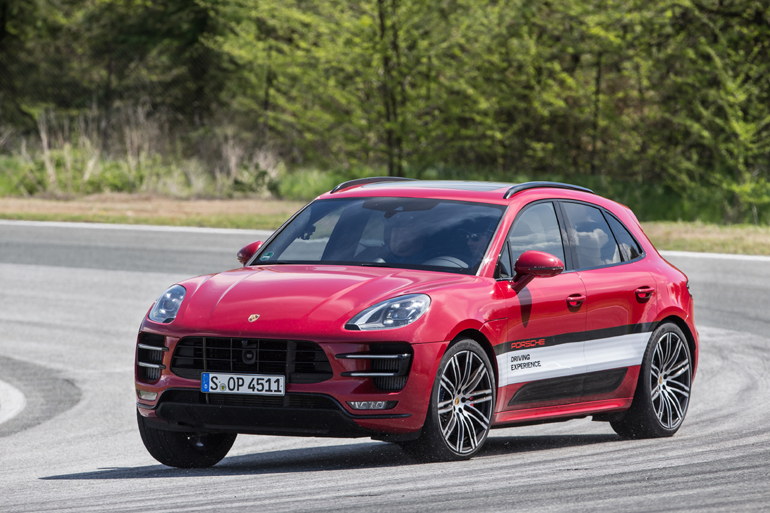 Πίσω από το τιμόνι της Porsche Macan turbo...