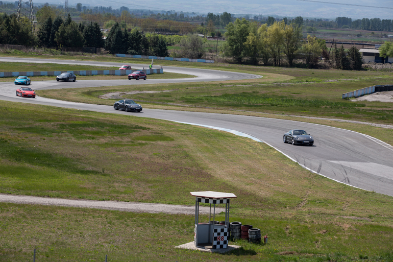 Είναι τρομακτική η απορρόφηση των κραδασμών ιδίως στην 911 turbo όταν αυτή περνά πάνω από τα κερμπ. Στην φωτογραφία διακρίνεται το σημείο ανάμεσα σε Κ6 και Κ8 που για όσους ξέρουν την πίστα στις Σέρρες μπορούν να καταλάβουν...