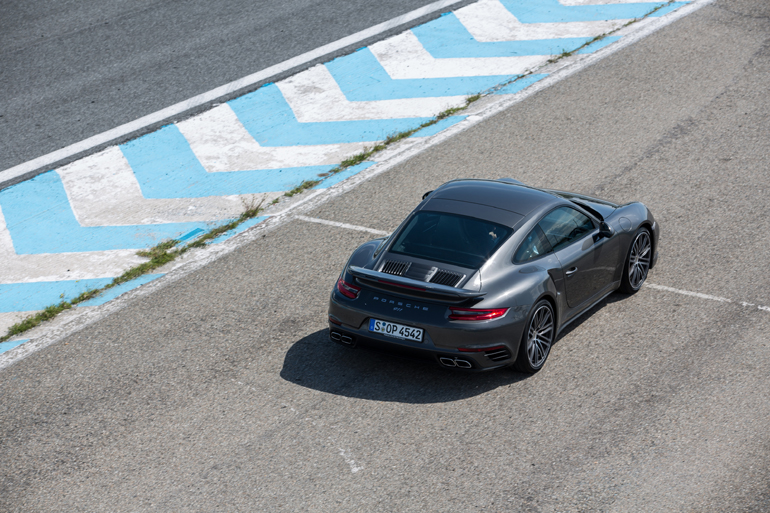 Η τελευταία γενιά Porsche 911 και ιδίως στην έκδοση turbo είναι μοναδική καθώς συνδυάζει αγωνιστική οδήγηση με απίστευτη άνεση. Πρέπει να το ζήσεις για να καταλάβεις τι πραγματικά κάνει!