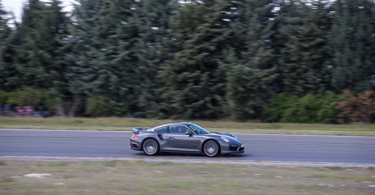 Απλά η Porsche 911 turbo δεν έχει όρια...