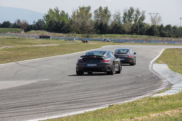 Όχι δεν τα βλέπετε διπλά από την... ζαλάδα! Είναι δύο καινούργια Porsche 911